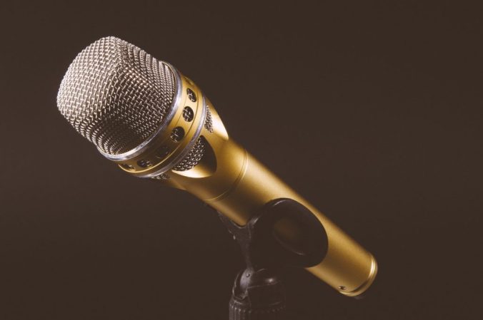 Devotional : God Still Speaks Prophetically 3 microphone 1246057 1920